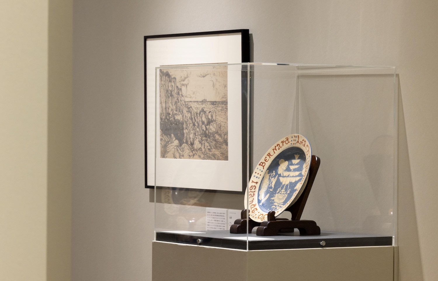 やきものと絵画の境界線を越えた表現に光を当てる陶芸展が、パナソニック汐留美術館で開催中