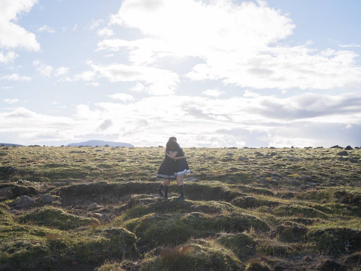青山裕企写真展「世界の終わりと恋の始まり-SHOOLGIRL COMPLEX in Iceland」
