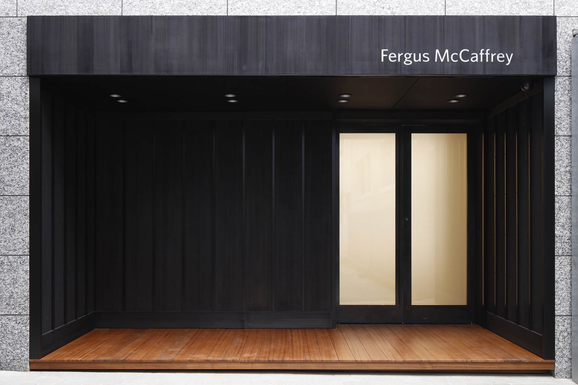 ファーガス・マカフリー、東京スペースのオープン！「ロバート・ライマン 展覧会」開催【今週のおすすめア