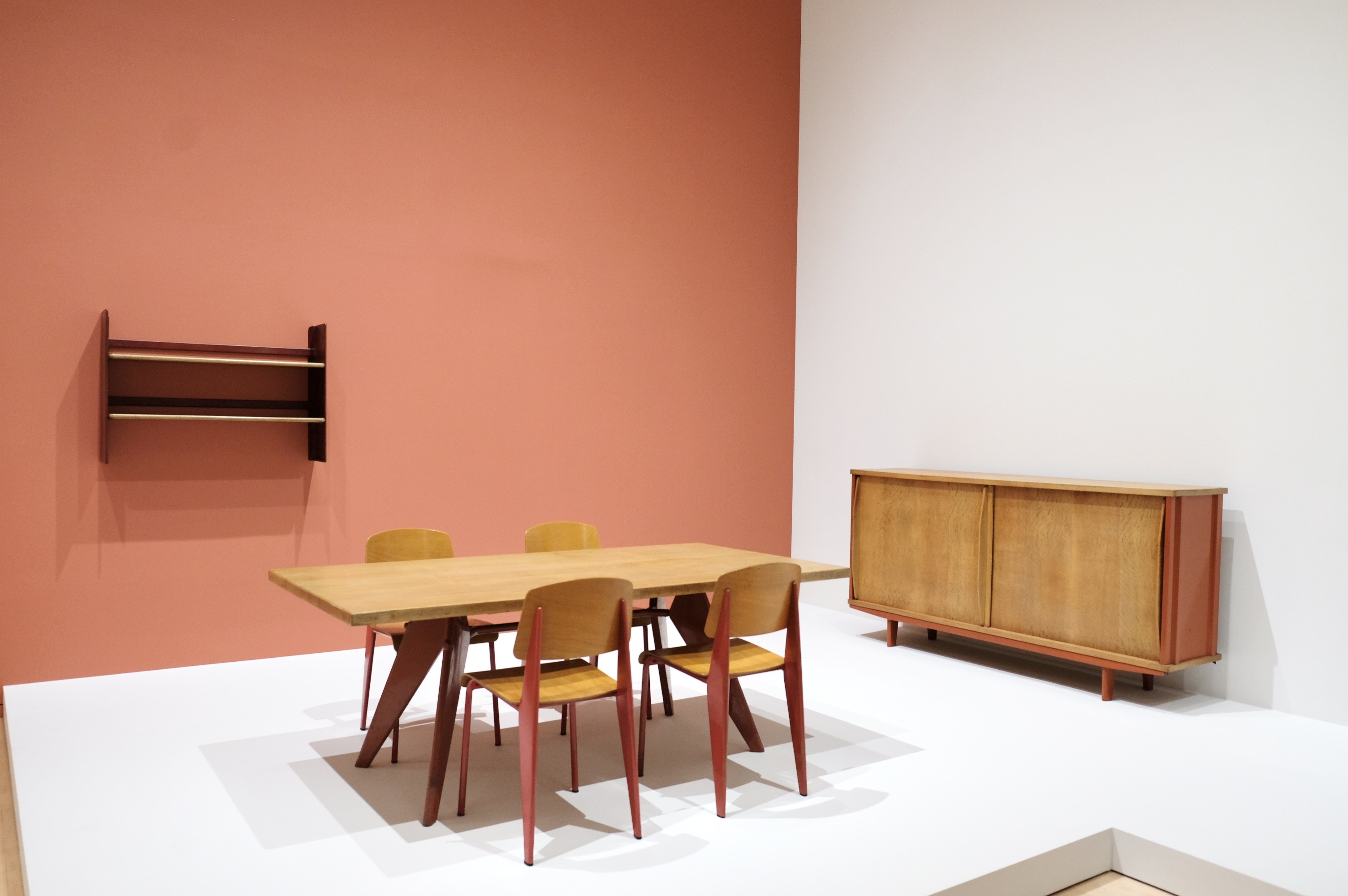 合理性や機能の中に息づく工芸的デザインセンスに触れる「ジャン・プルーヴェ展　椅子から建築まで」